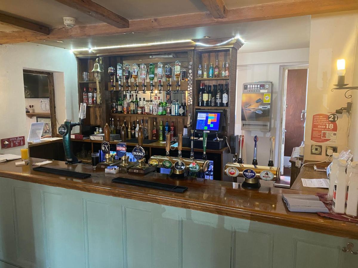 Bed and Breakfast The Coach And Horses Winchester Exteriér fotografie