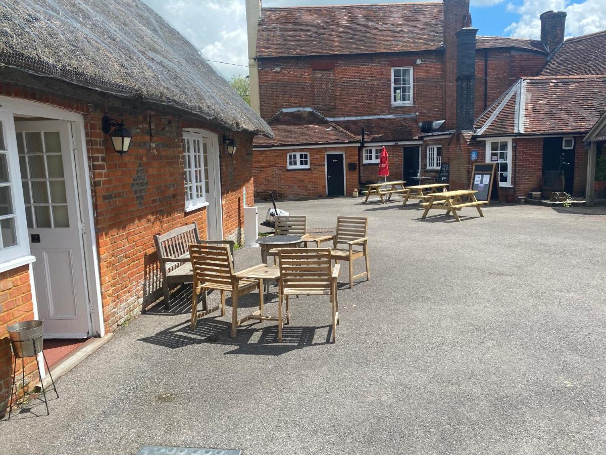 Bed and Breakfast The Coach And Horses Winchester Exteriér fotografie