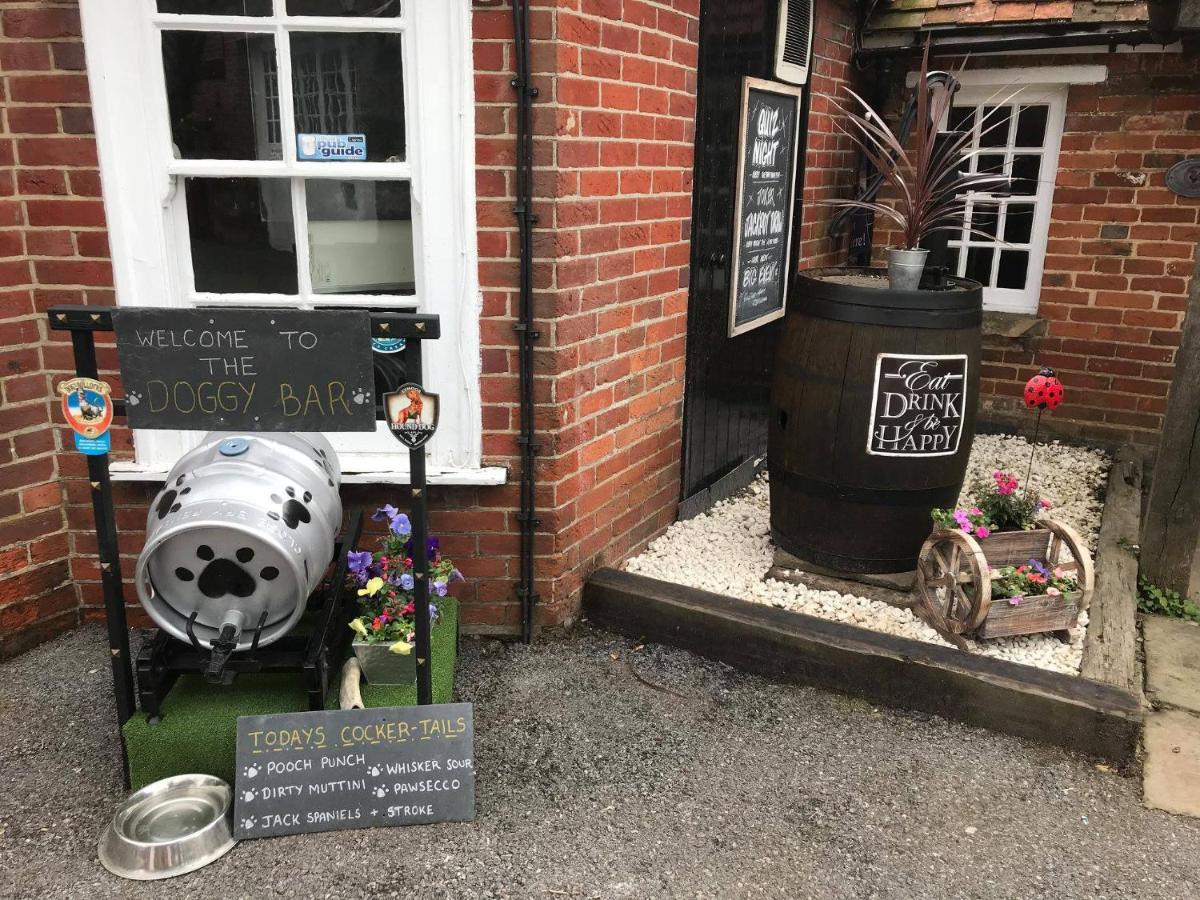 Bed and Breakfast The Coach And Horses Winchester Exteriér fotografie